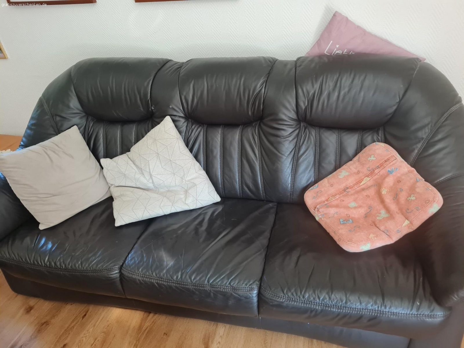 Wohnzimmer Einrichtung komplett. Wohnzimmer Mobiliar Leder Garnitur 3 Teile Wohnzimmer Schrank Fernseh unter Schrank. Seidbord. Buche massive  .Zu verschenken Fahrzeug und jemanden zum Abtransport da müssten es 2 Personen sein Möbel Stehen im Erdgeschoss.  Die Möbel Müssten spätestens bis zum 5.7 bei Interesse auch verbindlich Abgeholt werden.