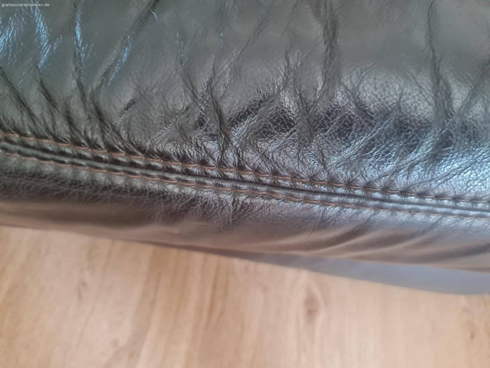 Wohnzimmer Einrichtung komplett. Wohnzimmer Mobiliar Leder Garnitur 3 Teile Wohnzimmer Schrank Fernseh unter Schrank. Seidbord. Buche massive  .Zu verschenken Fahrzeug und jemanden zum Abtransport da müssten es 2 Personen sein Möbel Stehen im Erdgeschoss.  Die Möbel Müssten spätestens bis zum 5.7 bei Interesse auch verbindlich Abgeholt werden.