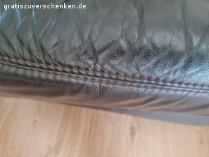 Wohnzimmer Einrichtung komplett. Wohnzimmer Mobiliar Leder Garnitur 3 Teile Wohnzimmer Schrank Fernseh unter Schrank. Seidbord. Buche massive  .Zu verschenken Fahrzeug und jemanden zum Abtransport da müssten es 2 Personen sein Möbel Stehen im Erdgeschoss.  Die Möbel Müssten spätestens bis zum 5.7 bei Interesse auch verbindlich Abgeholt werden.