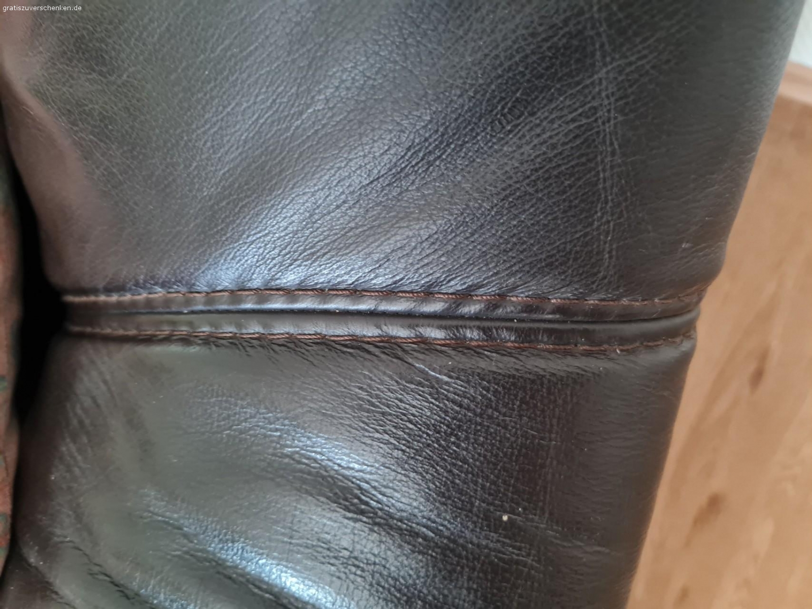 Wohnzimmer Einrichtung komplett. Wohnzimmer Mobiliar Leder Garnitur 3 Teile Wohnzimmer Schrank Fernseh unter Schrank. Seidbord. Buche massive  .Zu verschenken Fahrzeug und jemanden zum Abtransport da müssten es 2 Personen sein Möbel Stehen im Erdgeschoss.  Die Möbel Müssten spätestens bis zum 5.7 bei Interesse auch verbindlich Abgeholt werden.