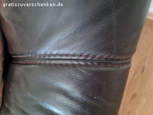 Wohnzimmer Einrichtung komplett. Wohnzimmer Mobiliar Leder Garnitur 3 Teile Wohnzimmer Schrank Fernseh unter Schrank. Seidbord. Buche massive  .Zu verschenken Fahrzeug und jemanden zum Abtransport da müssten es 2 Personen sein Möbel Stehen im Erdgeschoss.  Die Möbel Müssten spätestens bis zum 5.7 bei Interesse auch verbindlich Abgeholt werden.