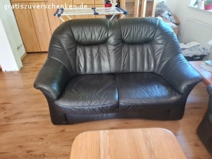 Wohnzimmer Einrichtung komplett. Wohnzimmer Mobiliar Leder Garnitur 3 Teile Wohnzimmer Schrank Fernseh unter Schrank. Seidbord. Buche massive  .Zu verschenken Fahrzeug und jemanden zum Abtransport da müssten es 2 Personen sein Möbel Stehen im Erdgeschoss.  Die Möbel Müssten spätestens bis zum 5.7 bei Interesse auch verbindlich Abgeholt werden.