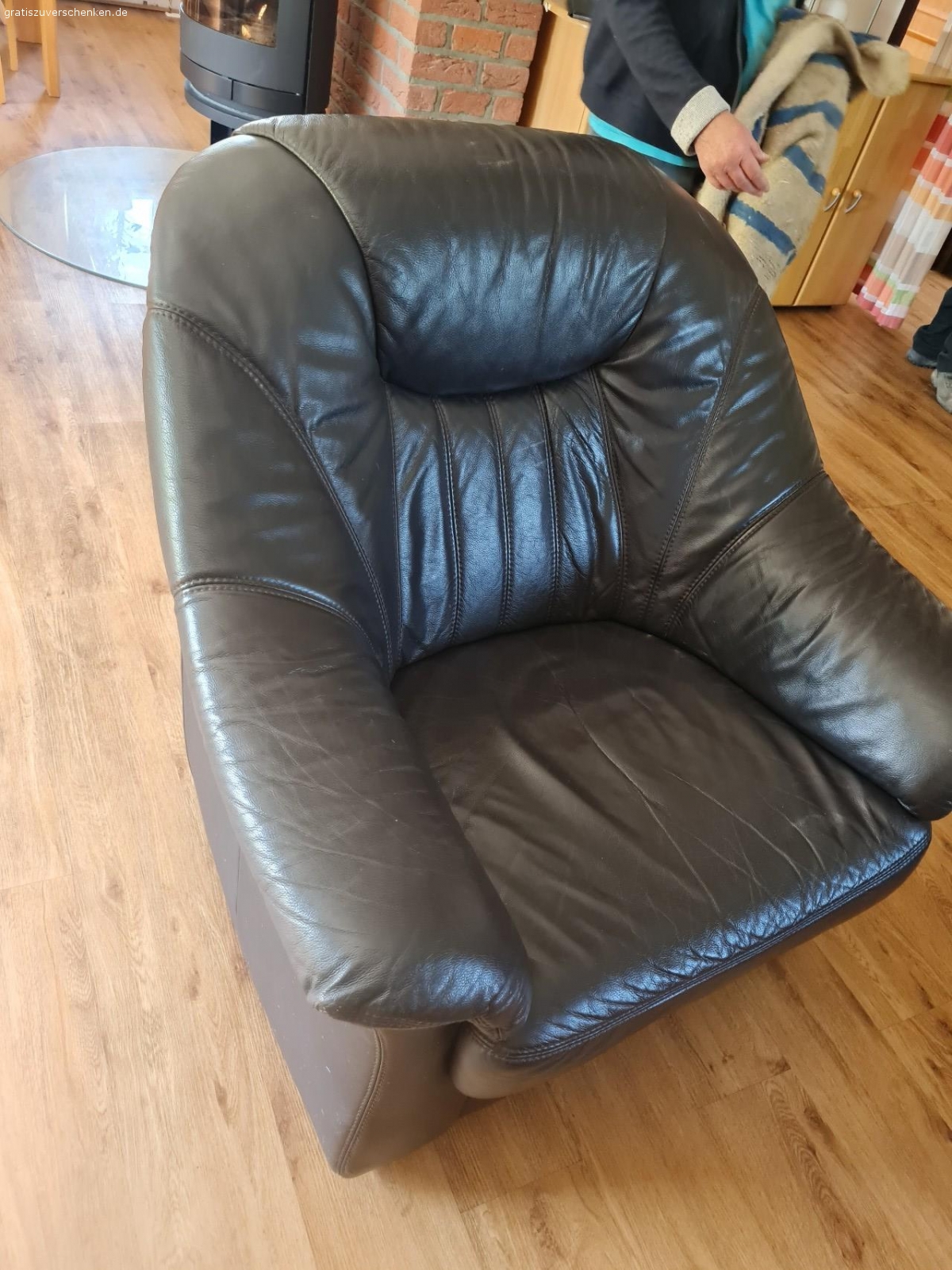 Wohnzimmer Einrichtung komplett. Wohnzimmer Mobiliar Leder Garnitur 3 Teile Wohnzimmer Schrank Fernseh unter Schrank. Seidbord. Buche massive  .Zu verschenken Fahrzeug und jemanden zum Abtransport da müssten es 2 Personen sein Möbel Stehen im Erdgeschoss.  Die Möbel Müssten spätestens bis zum 5.7 bei Interesse auch verbindlich Abgeholt werden.