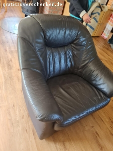 Wohnzimmer Einrichtung komplett. Wohnzimmer Mobiliar Leder Garnitur 3 Teile Wohnzimmer Schrank Fernseh unter Schrank. Seidbord. Buche massive  .Zu verschenken Fahrzeug und jemanden zum Abtransport da müssten es 2 Personen sein Möbel Stehen im Erdgeschoss.  Die Möbel Müssten spätestens bis zum 5.7 bei Interesse auch verbindlich Abgeholt werden.