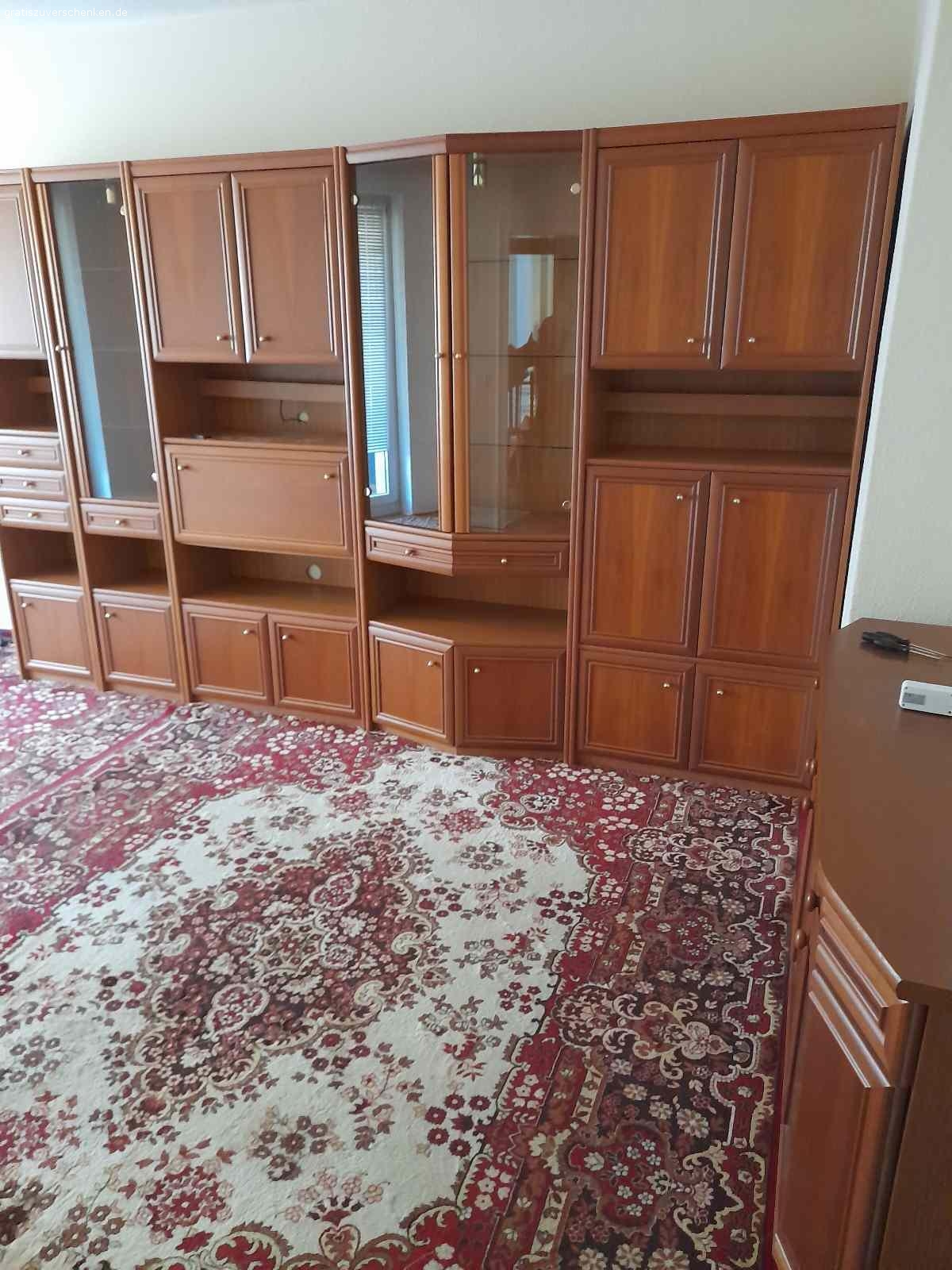 Wunderschöne Schrankwand mit Beleuchtung. OHNE INHALT, KEINE ENTSORGUNG!!! Wir verschenken eine wirklich sehr gepflegte und schöne Schrankwand mit Beleuchtung. Bestehend aus 5 Elementen 
Die Schrankwand ist leer und abzuholen in 13187 Berlin, nähe S. Bahnhof Pankow Heinersdorf. Bis So. muss sie abgeholt werden. Wir würden uns freuen, wenn sie in gute Hände kommt und weiter so pfleglich behandelt wird.