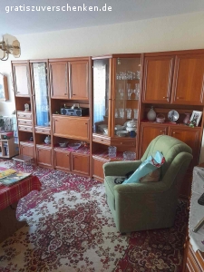 Wunderschöne Schrankwand mit Beleuchtung. OHNE INHALT, KEINE ENTSORGUNG!!! Wir verschenken eine wirklich sehr gepflegte und schöne Schrankwand mit Beleuchtung. Bestehend aus 5 Elementen 
Die Schrankwand ist leer und abzuholen in 13187 Berlin, nähe S. Bahnhof Pankow Heinersdorf. Bis So. muss sie abgeholt werden. Wir würden uns freuen, wenn sie in gute Hände kommt und weiter so pfleglich behandelt wird.