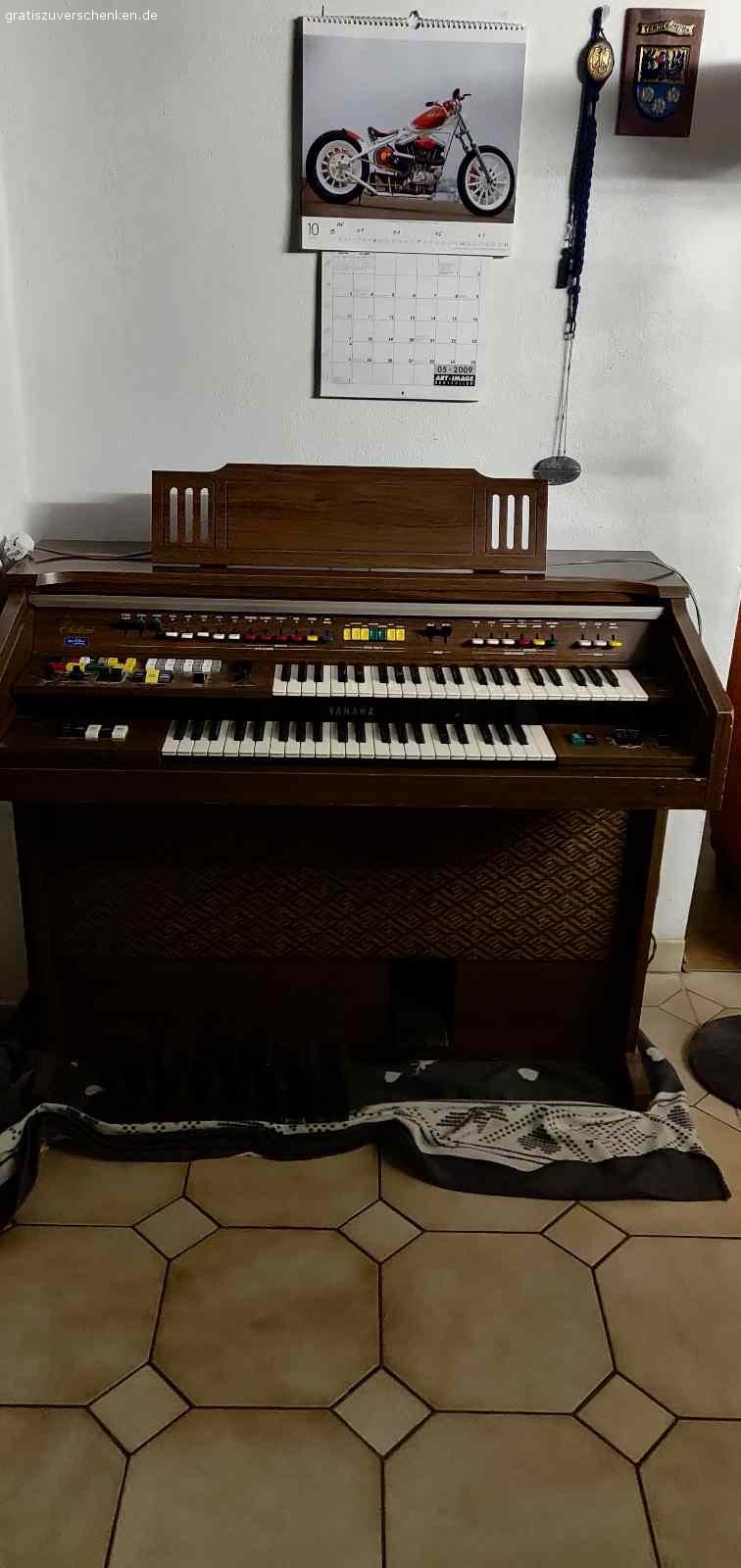 Yamaha Electrone zu verschenken. Yamaha Heimorgel Electrone, funktioniert gut, mit Hocker zu verschenken, nur Abholung!