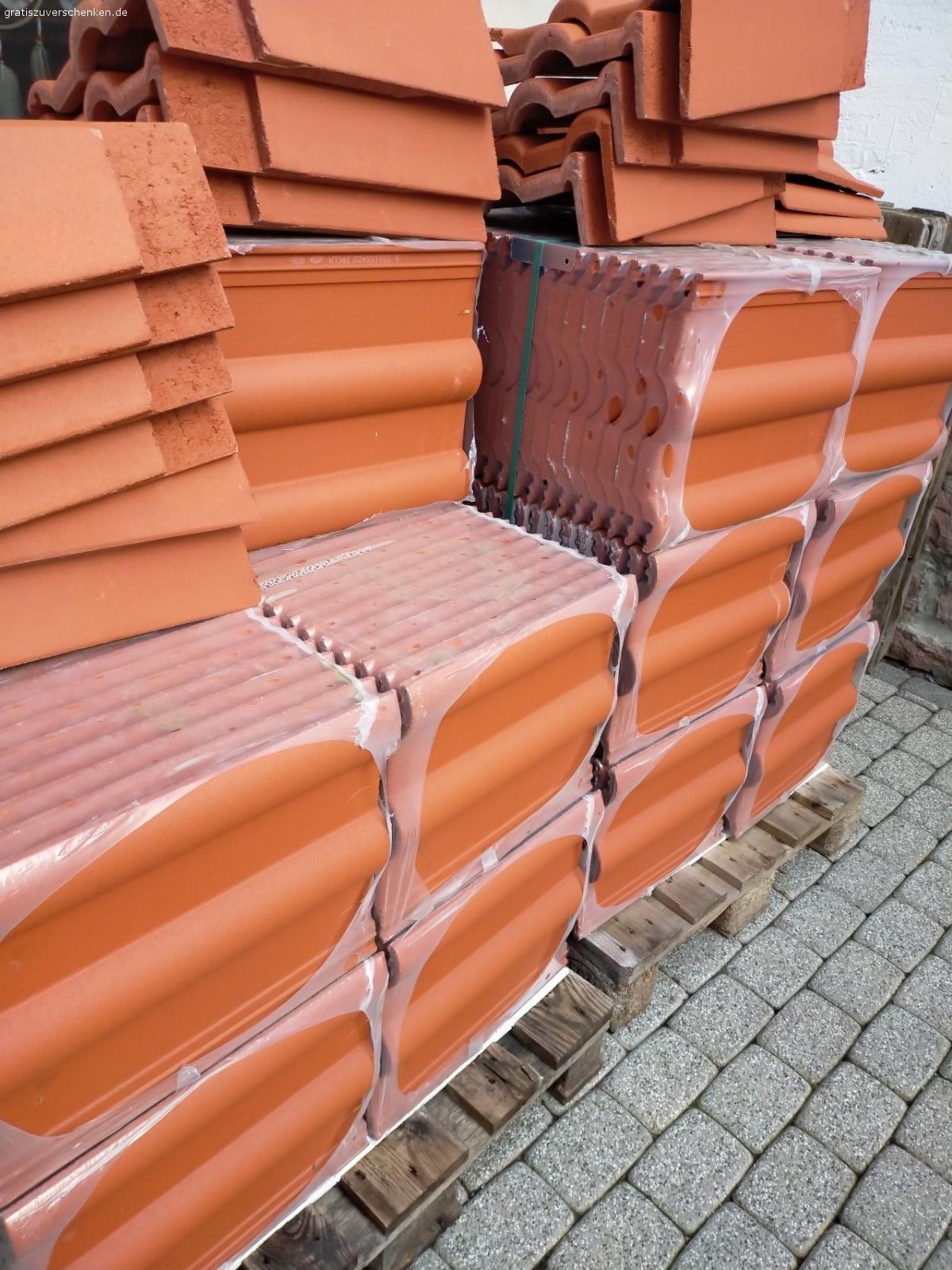 zu verschenken selbstabholer. zwei Paletten mit Dachziegel rot neu ungebraucht