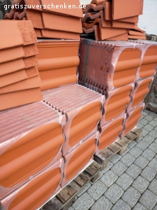 zu verschenken selbstabholer. zwei Paletten mit Dachziegel rot neu ungebraucht