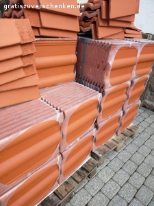 zu verschenken selbstabholer. zwei Paletten mit Dachziegel rot neu ungebraucht