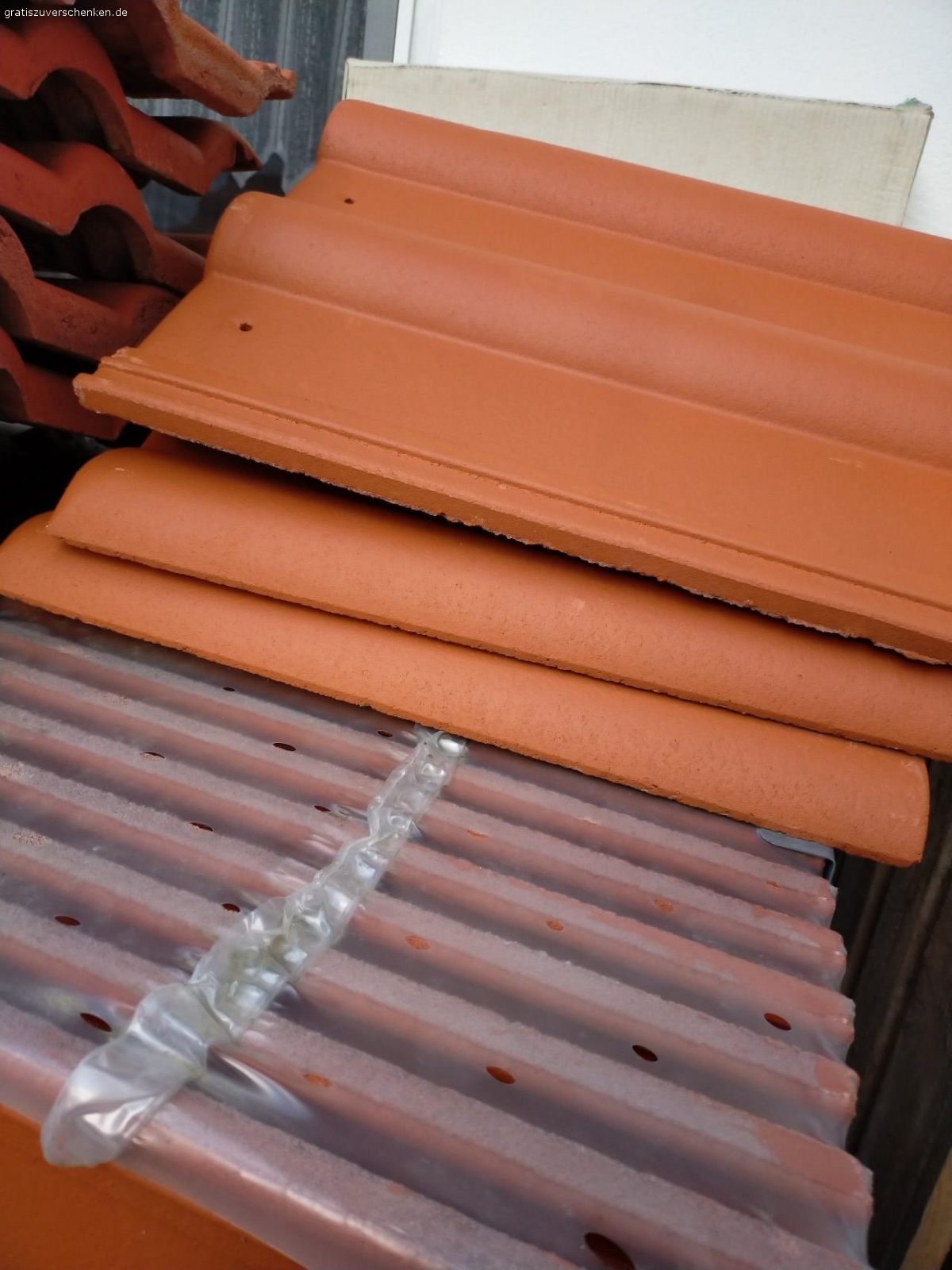 zu verschenken selbstabholer. zwei Paletten mit Dachziegel rot neu ungebraucht