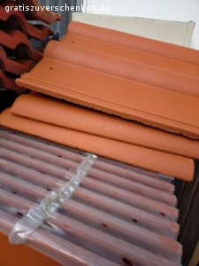 zu verschenken selbstabholer. zwei Paletten mit Dachziegel rot neu ungebraucht