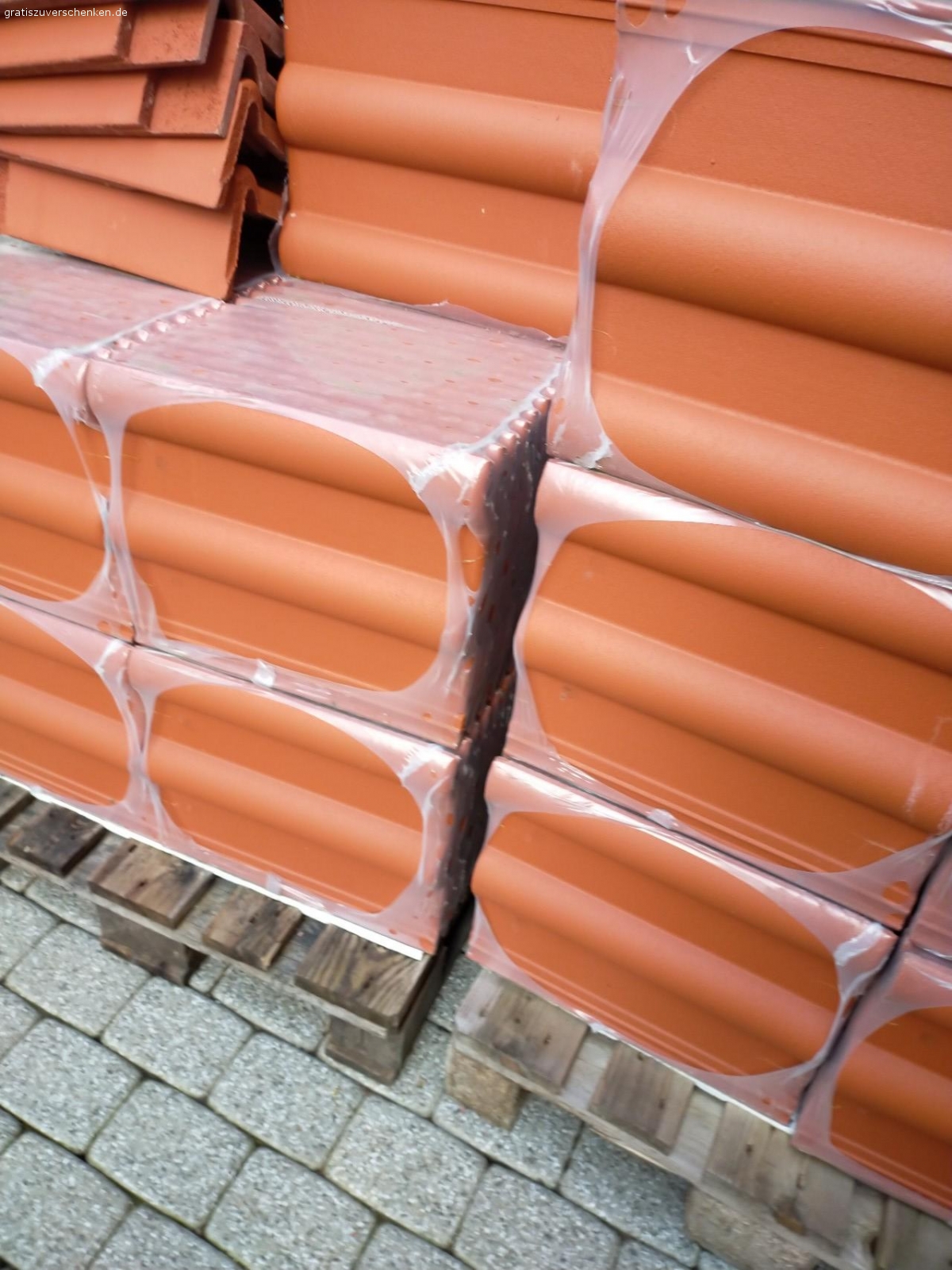 zu verschenken selbstabholer. zwei Paletten mit Dachziegel rot neu ungebraucht