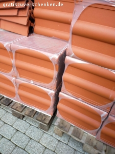 zu verschenken selbstabholer. zwei Paletten mit Dachziegel rot neu ungebraucht
