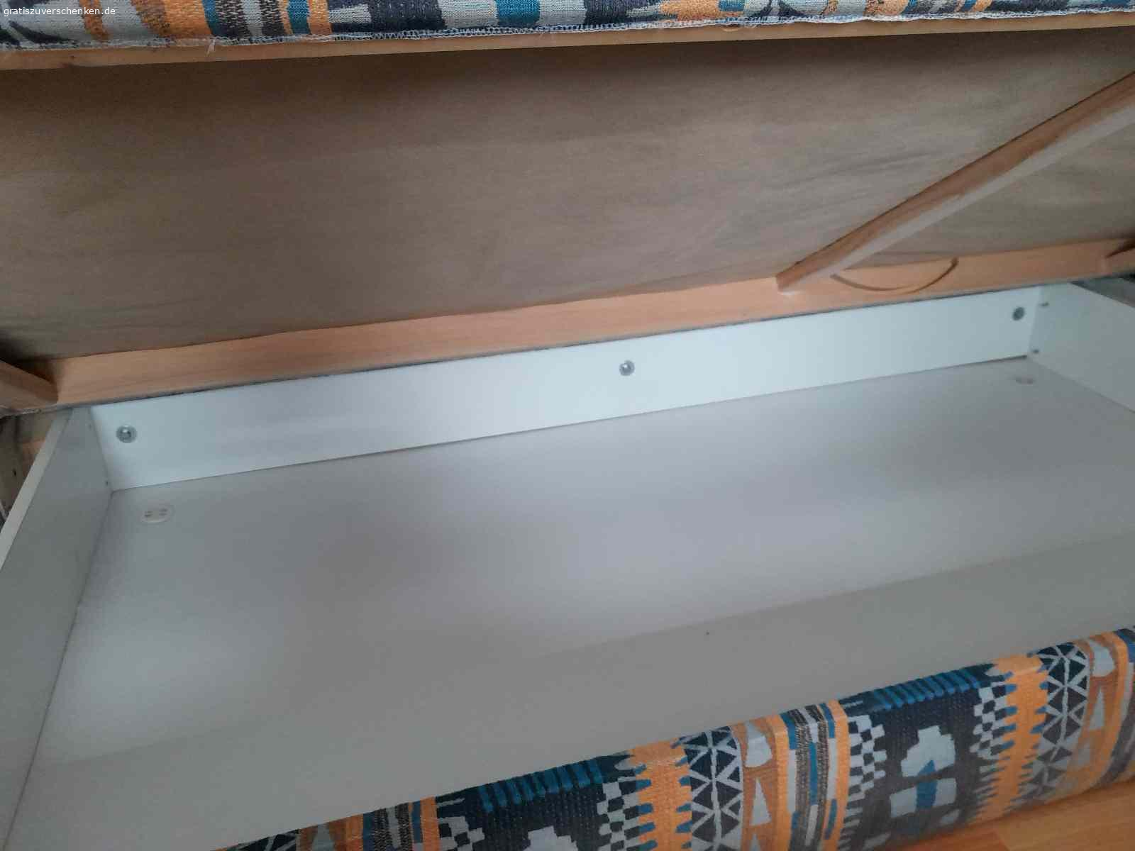 zu Verschenken: Sofabett (mit Bettkasten). Sofabett mit Bettkasten zu verschenken.
Die Schlafcouch stammt aus dem Jahr 2012, wurde zunächst im Teenage-Zimmer genutzt und dann als Gästebett weiterverwendet.

Tagsüber bzw. bei nicht Benutzung war/ist die Schlafcouch immer mit einer Tagesdecke geschützt gewesen.

Die Maße sind 
Breite 100 cm
Länge 200 cm
Höhe der Rückwand 68cm

Die Schlafcouch stammt aus der Segmüller Polsterfabrik. Es hat einen geräumigen Bettkasten und die Matratze ist super, nicht durchgelegen o.ä..