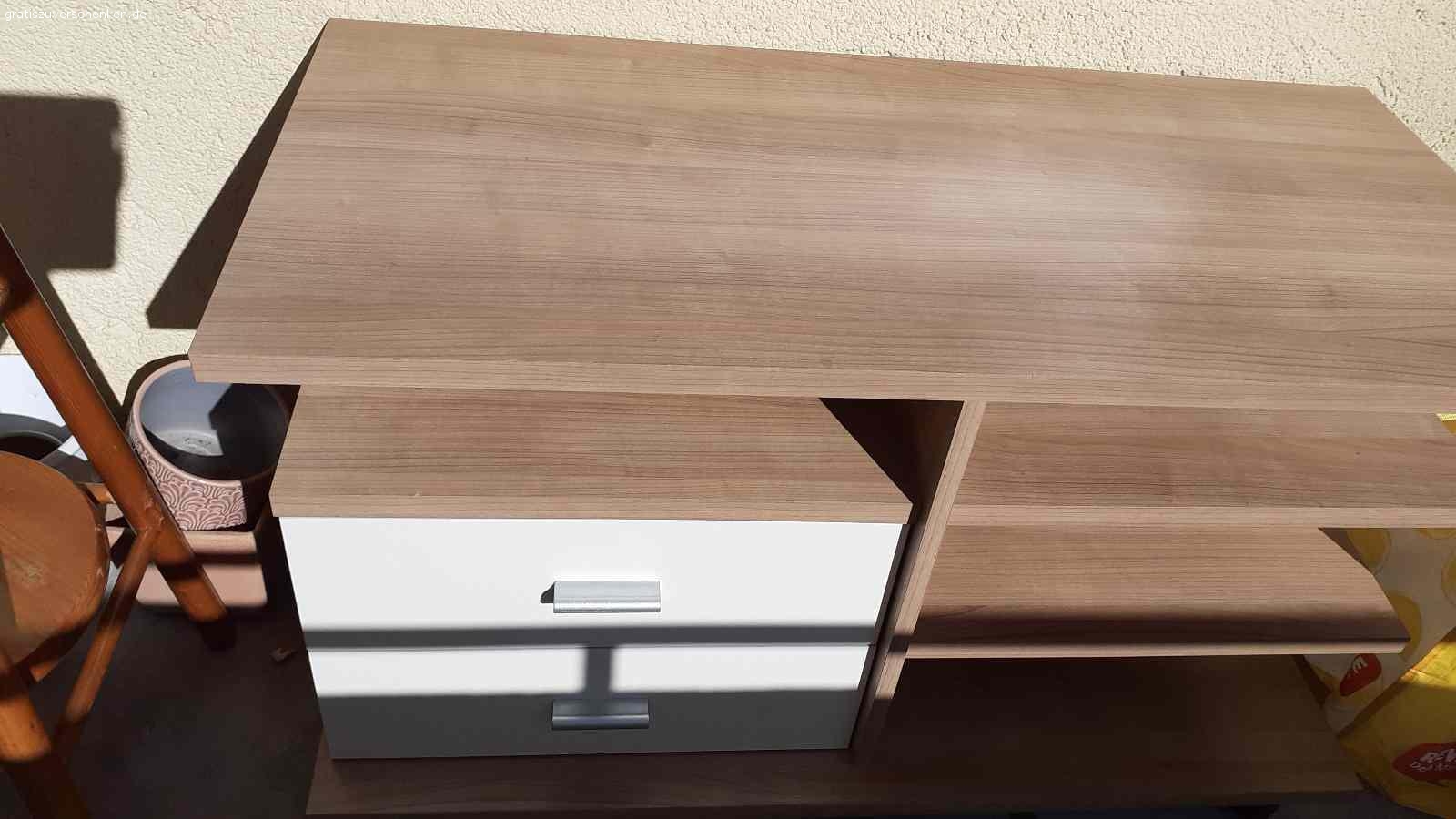 Zu Verschenken. Zu Verschenken 
Fernsehewagen 
Länge 96
Breite 45 
Höhe 60