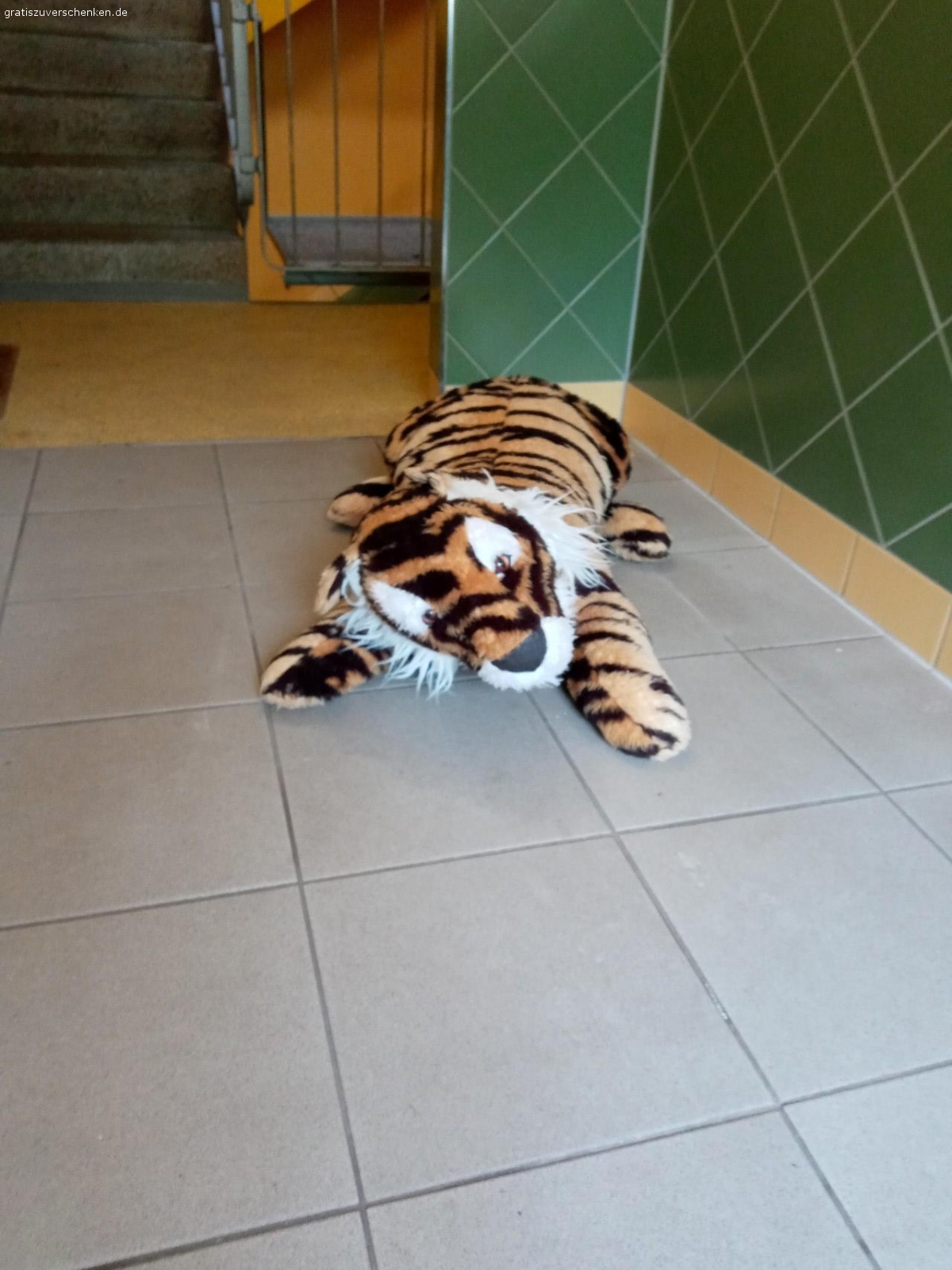 Zu verschenken. Ich verschenke den sehr gut erhaltenen großen Plüschtiger für Kinder. Top Zustand und kaum bespielt. Keine Mängel oder ähnliches. KANN BEI INTERESSE IN ILMENAU ABGEHOLT WERDEN,ES IST KEIN VERSAND MÖGLICH. BEI INTERESSE BITTE MELDEN. NUR AN SELBSTABHOLER ABZUGEBEN !!!! MÜSSTE AUS PLATZGRÜNDEN SCHNELLSTMÖGLICH ABGEHOLT WERDEN !!!! TIERFREIER UND NICHTRAUCHERHAUSHALT !!!! WER ZUERST KOMMT MALT ZUERST !!!! KEINE RESERVIERUNG !!!!