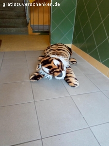 Zu verschenken. Ich verschenke den sehr gut erhaltenen großen Plüschtiger für Kinder. Top Zustand und kaum bespielt. Keine Mängel oder ähnliches. KANN BEI INTERESSE IN ILMENAU ABGEHOLT WERDEN,ES IST KEIN VERSAND MÖGLICH. BEI INTERESSE BITTE MELDEN. NUR AN SELBSTABHOLER ABZUGEBEN !!!! MÜSSTE AUS PLATZGRÜNDEN SCHNELLSTMÖGLICH ABGEHOLT WERDEN !!!! TIERFREIER UND NICHTRAUCHERHAUSHALT !!!! WER ZUERST KOMMT MALT ZUERST !!!! KEINE RESERVIERUNG !!!!