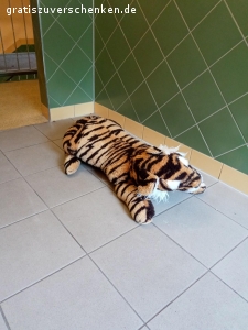 Zu verschenken. Ich verschenke den sehr gut erhaltenen großen Plüschtiger für Kinder. Top Zustand und kaum bespielt. Keine Mängel oder ähnliches. KANN BEI INTERESSE IN ILMENAU ABGEHOLT WERDEN,ES IST KEIN VERSAND MÖGLICH. BEI INTERESSE BITTE MELDEN. NUR AN SELBSTABHOLER ABZUGEBEN !!!! MÜSSTE AUS PLATZGRÜNDEN SCHNELLSTMÖGLICH ABGEHOLT WERDEN !!!! TIERFREIER UND NICHTRAUCHERHAUSHALT !!!! WER ZUERST KOMMT MALT ZUERST !!!! KEINE RESERVIERUNG !!!!