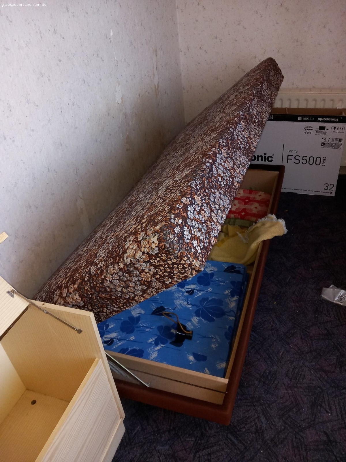 zu Verschenken. Alte DDR Klappliege,Lampen, Rollo(fehlt Aufhängung)Deckenleuchten u.v.m.