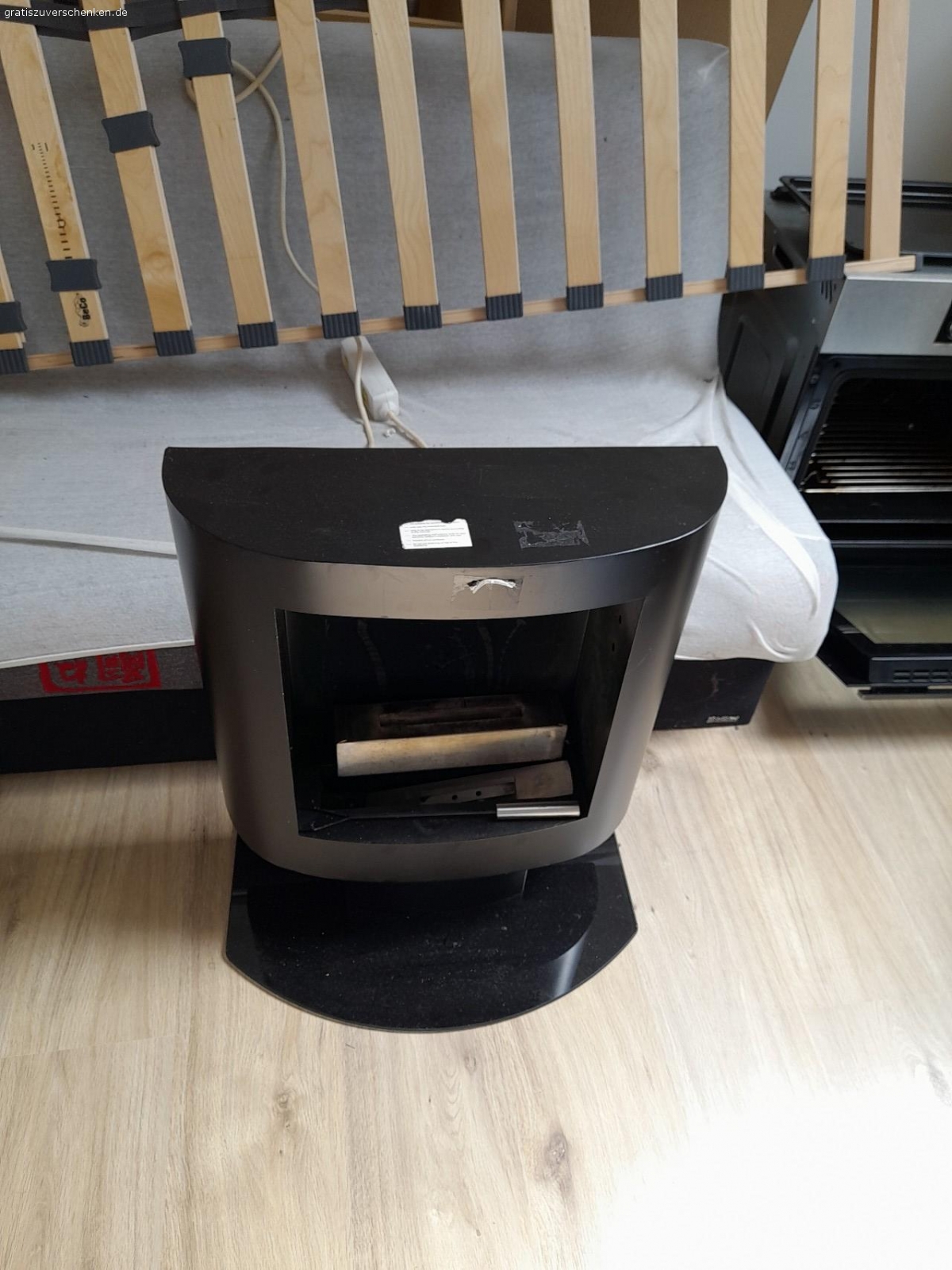 zu verschenken. Bettsofa , Elektroheizung Einbau Ofen  , brennen Ofen  Latten rost matratzen